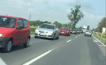 Nagy forgalom a 84-es úton, Kópháza felé illetve felől! Érdemes kerülni!