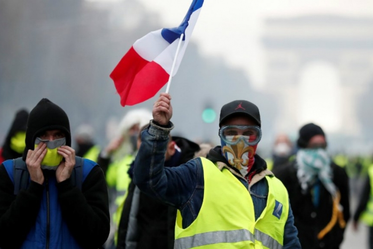 Ismét erőszakba torkollott a sárgamellényesek megmozdulása Párizsban