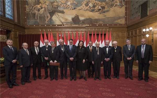 Corvin-lánc kitüntetéseket adott át Áder János a Parlamentben