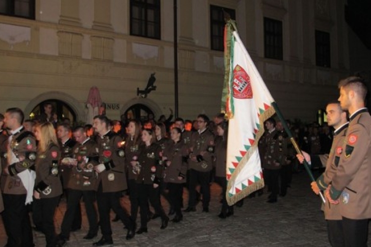 Valétálás: fáklyás menettel búcsúztak a végzősök Soprontól