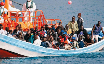 1500 bevándorlót mentettek ki olasz hajók egy nap alatt