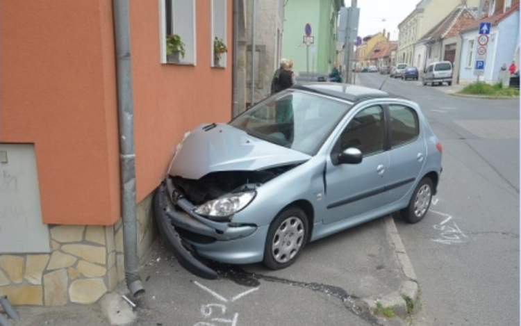 Jogsi nélkül, házfalnak ütköztek a fiatalok