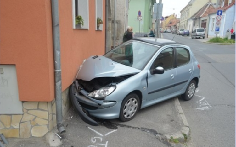 Jogsi nélkül, házfalnak ütköztek a fiatalok 