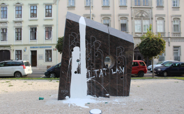 Feladták magukat a Széchenyi téri emlékművet rongáló fiatalok