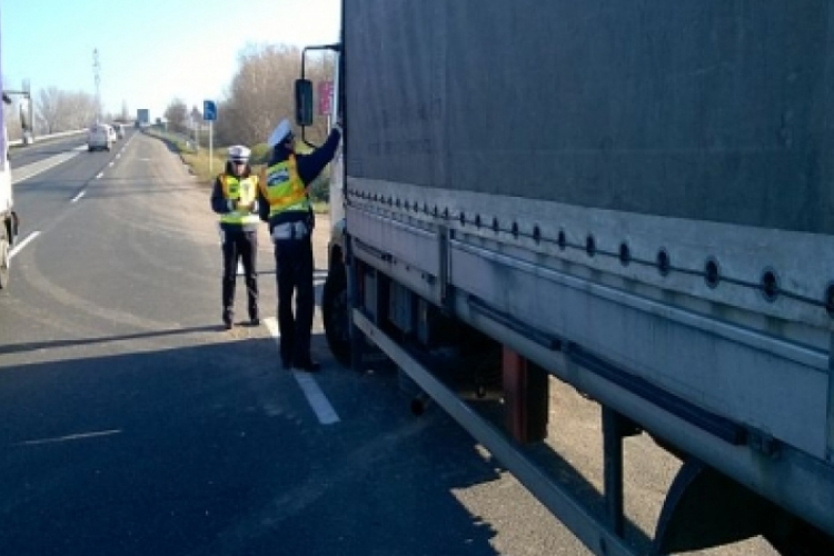 Fújatnak és ellenőriznek a rendőrök a megyében