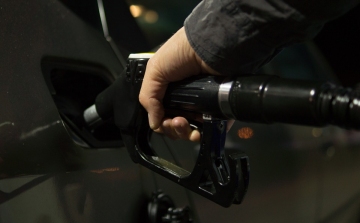 Új jelek mellett maradnak a benzinkutakon a megszokott jelölések is