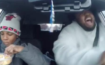 Ez a fickó teljesen kivetkőzik magából mikor meghallja a kedvenc dalait!
