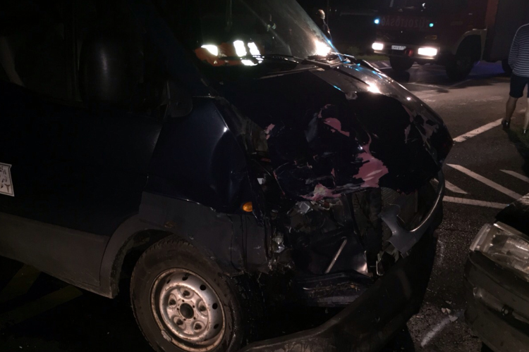 Súlyos baleset a a 84-es és a 85-ös utak találkozásánál: egy ember beszorult a kocsiba