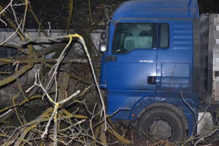Ház kertjében csapódott fának egy ittasan teherautós a 65-ösön