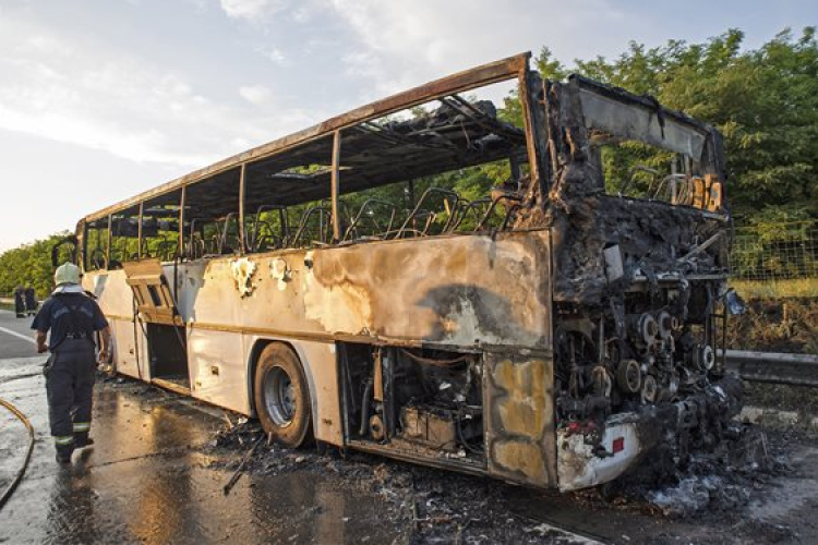 Kigyulladt egy gyerekeket szállító busz az M0-son