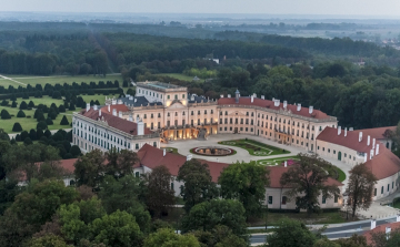 Felújítják a fertődi kiskastélyt 