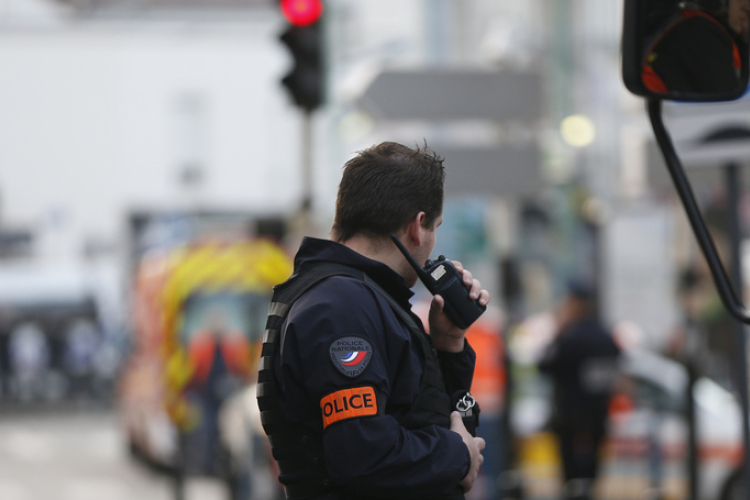 Merényletek Párizsban - Hárman meghaltak, öt embert őrizetbe vettek a rendőrségi akcióban