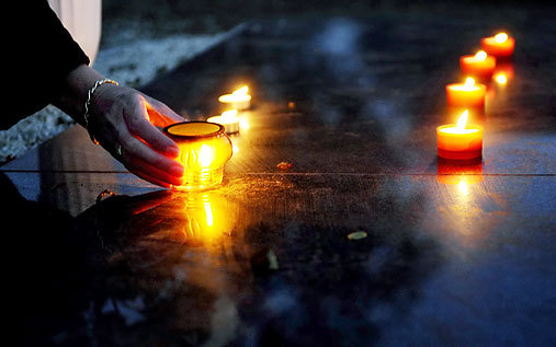 Tengernyi virág és táncoló gyertyafény