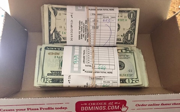Csirkeszárnyakat rendelt, 1300 dollárt talált a dobozban
