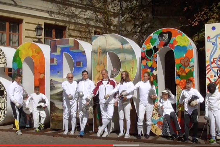 A soproni vívók elfoglalták a város tereit - Klassz flashmob videó!