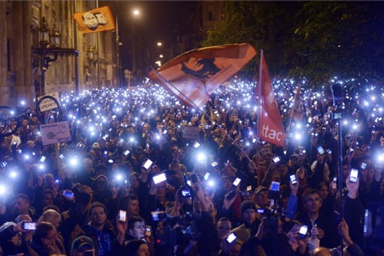Internetadó - Ismét tüntettek az internetadó ellen Budapesten