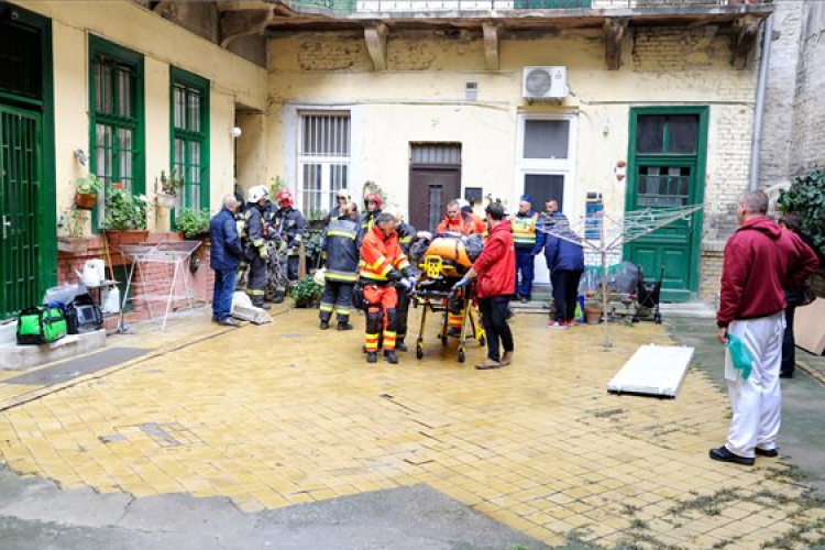 Leszakadt egy fővárosi társasház lépcsője egy férfi alatt