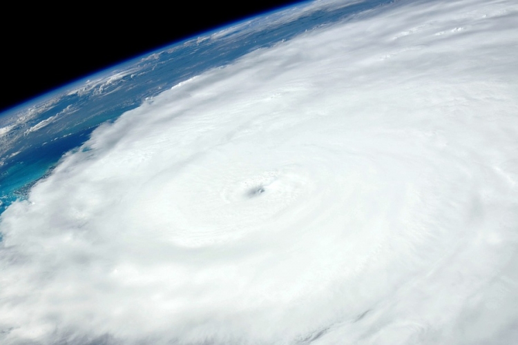 A Bahamák történetének legnagyobb hurrikánjává erősödött a Florida felé közelítő Dorian