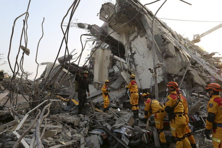 Halálos áldozatai is vannak a tajvani földrengésnek