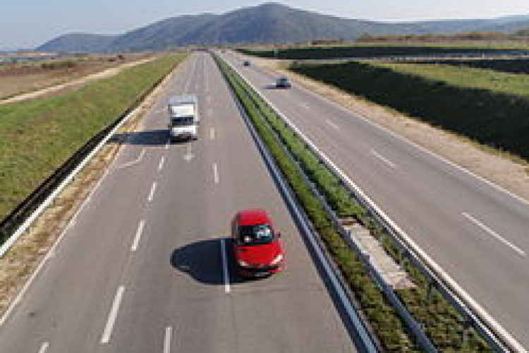 Navracsics: pártok feletti összefogást igényel a 8-as út fejlesztése