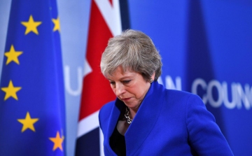 Theresa May politikai karrierje országa kilépéséig tarthat