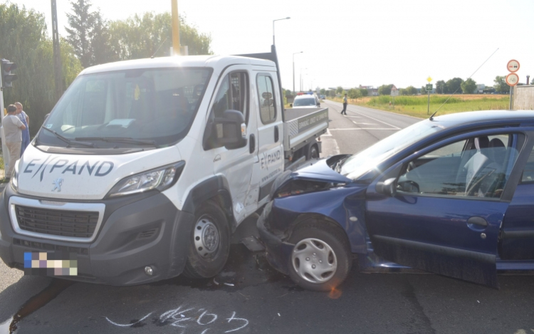 Teherautó és személygépjármű ütközött a 85-ösön