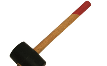 Gumikalapáccsal támadt az áldozatára