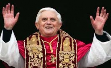 Három bíboros titkos belső jelentése miatt mondhatott le a pápa.