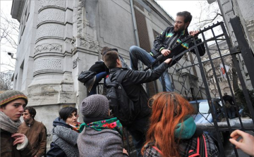 Tüntetők hatoltak be a Fidesz székházának udvarára