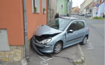 Jogsi nélkül, házfalnak ütköztek a fiatalok