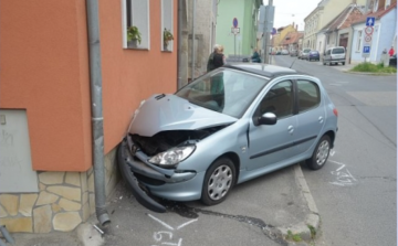 Jogsi nélkül, házfalnak ütköztek a fiatalok 