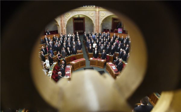 A pedofíliával szembeni szigorúbb fellépésről tárgyal a parlament