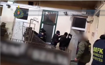 Elfogták a villamosmegállóban késelő társaság tagjait - VIDEÓ