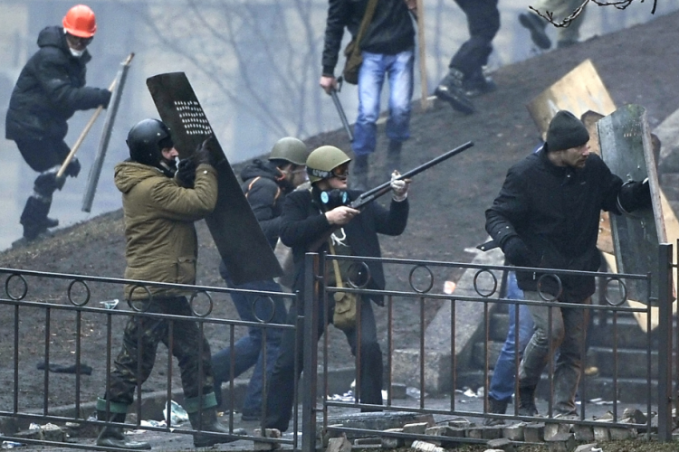 Ukrán válság - Ellenzéki tüntetők a kijevi kormánynegyedet ostromolják - evakuálások, halottak 