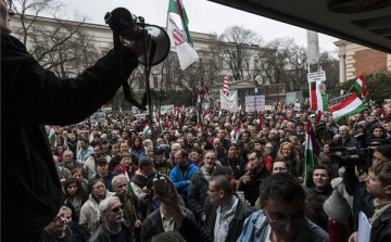 Devizaadósokat képviselő szervezetek tüntettek Budapesten