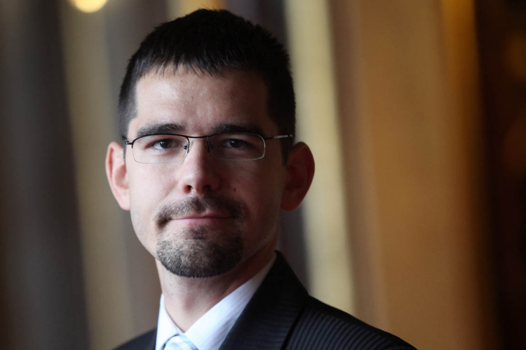 Jobbik: homoszexuális, vagy zsidó lobbinak engedelmeskedik a kormány?