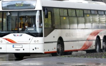 Betörte egy busz ablakát