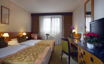 Adományokat ajándékozott a Hotel Sopron az Alpokalja Szociális Központ részére