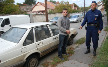 Lopott autóval, vezetői engedély nélkül közlekedett