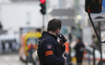 Merényletek Párizsban - Hárman meghaltak, öt embert őrizetbe vettek a rendőrségi akcióban