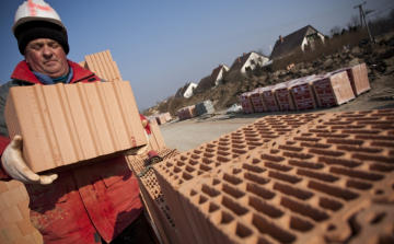 Külföldre csábítanák a hazai szakmunkásokat