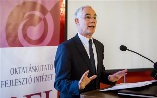 Balog: védjük a gyermekeket a digitális világban!