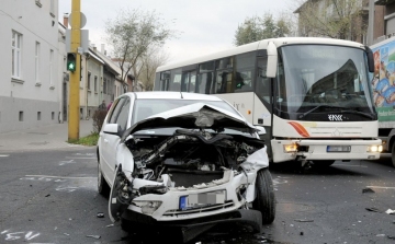 Karambol Sopronban - busz és személyautó ütközött