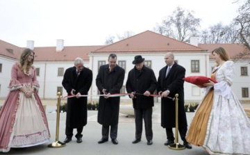 Átadták a Kiskastély-Jószágkormányzóság épületét Fertődön