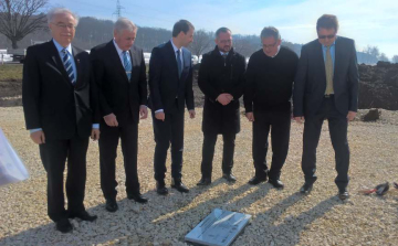 Az ígéretek alapján jövő héten kéne átadni az M85-öt, ma letették az alapkövet!