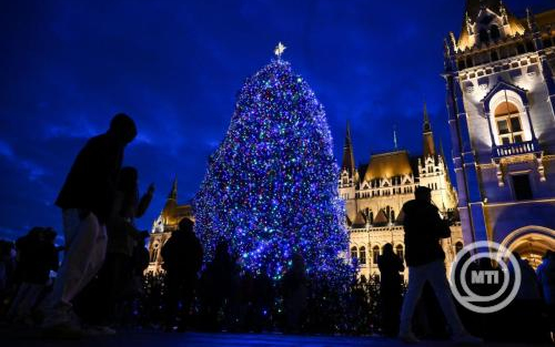 Felkapcsolták a fényfüzért az Ország Karácsonyfáján