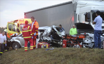 Tömegbaleset - Három román állampolgár halt meg az M5-ösön történt balesetben