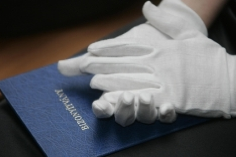 Ötvenezer diploma porosodik a raktárban