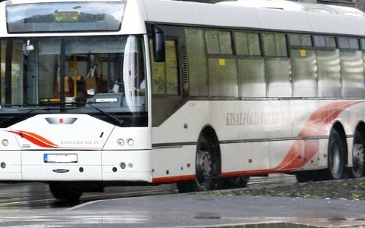 Betörte egy busz ablakát