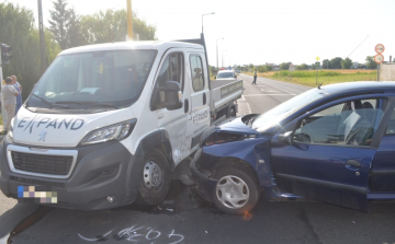 Teherautó és személygépjármű ütközött a 85-ösön